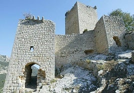 El castillo de Otíñar está a 13 kilómetros del casco urbano de Jaén.