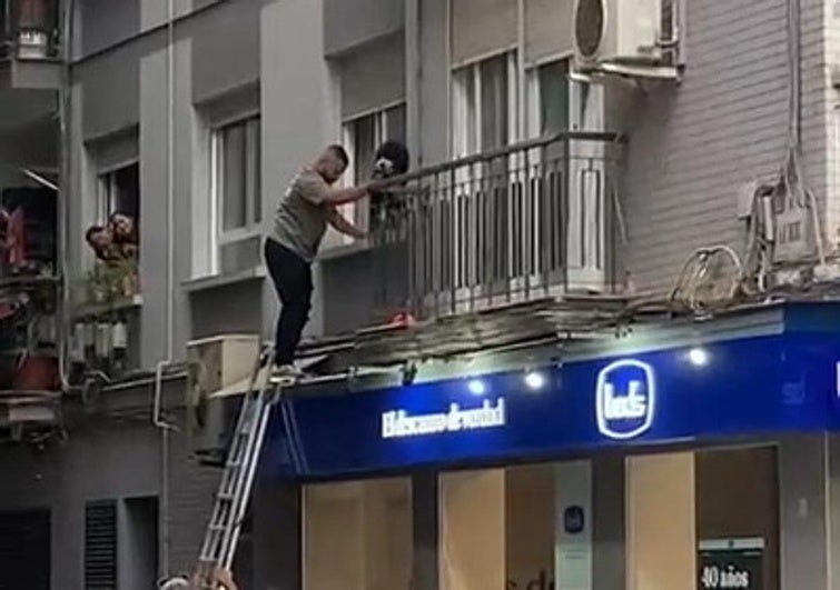 Vecinos del Zaidín salvan a un perro atrapado en una ventana