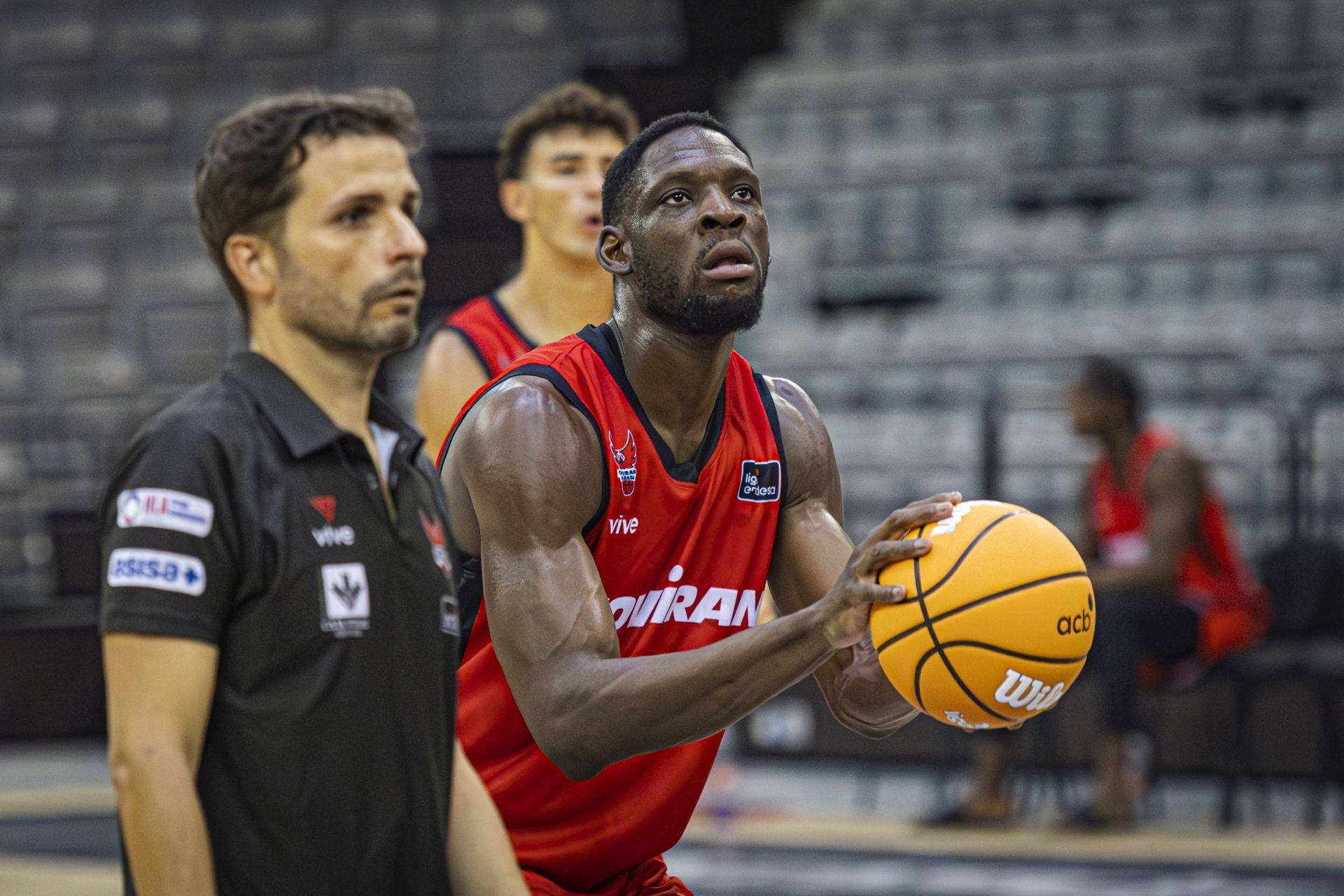 Babatunde mira al aro antes de ejecutar un lanzamiento durante una sesión preparatoria del Covirán.