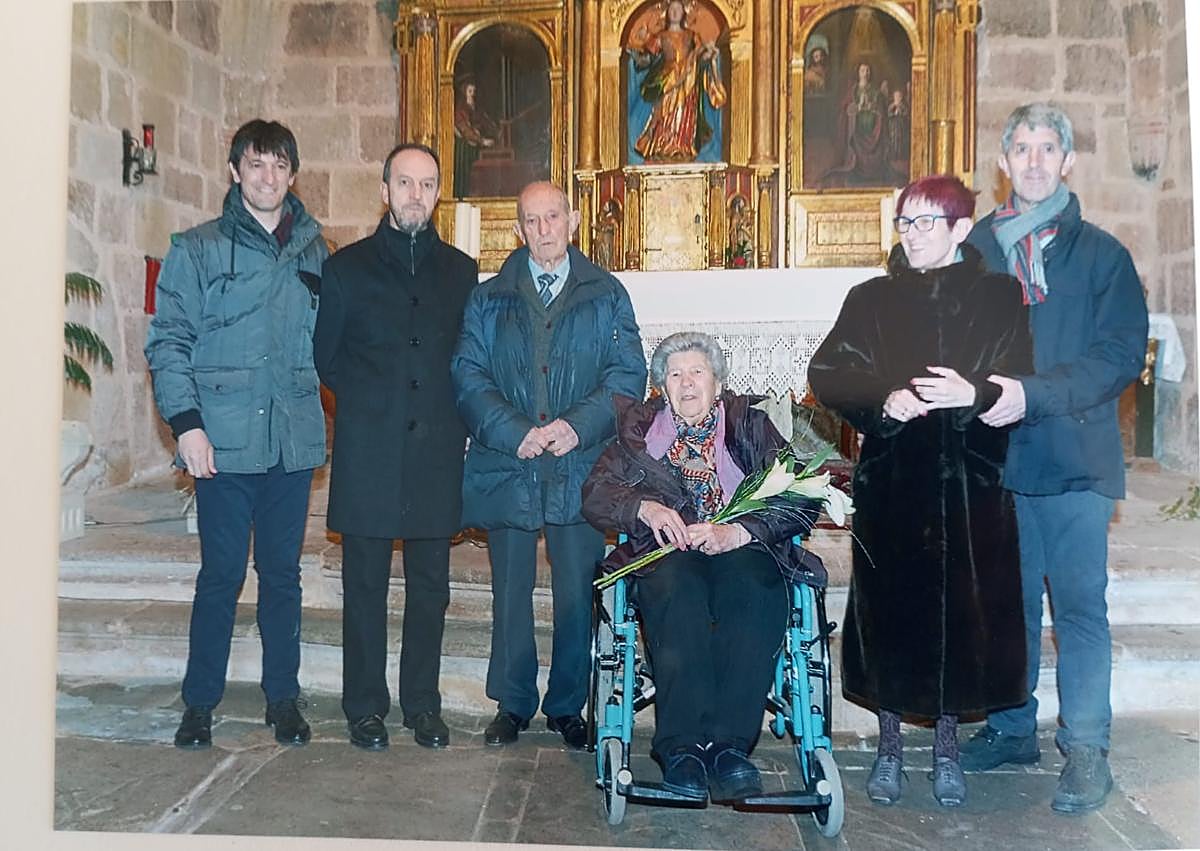 Imagen secundaria 1 - Pacheta, en el Espanyol junto a Pep Guardiola; con su familia al completo hace años; y de niño en la era familiar junto a Tuli, el perro de la familia.