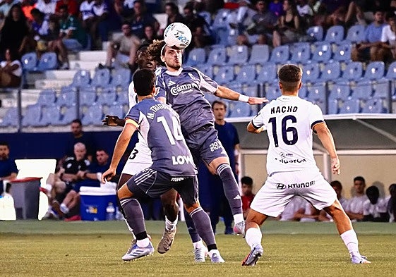Luka Gagnidze pelea por un balón dividido en La Victoria.