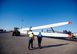 Las palas aerogeneradoras en el muelle de las Azucenas del puerto de Motril, listas para embarcar, en una imagen de archivo.
