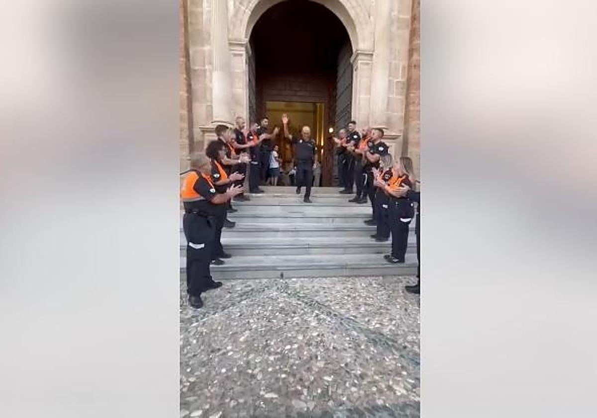 Emotivo adiós a Míchel, el policía querido por todos los vecinos de Íllora.