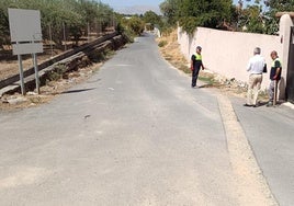 Los operarios abren la zanja y el notario, constata.
