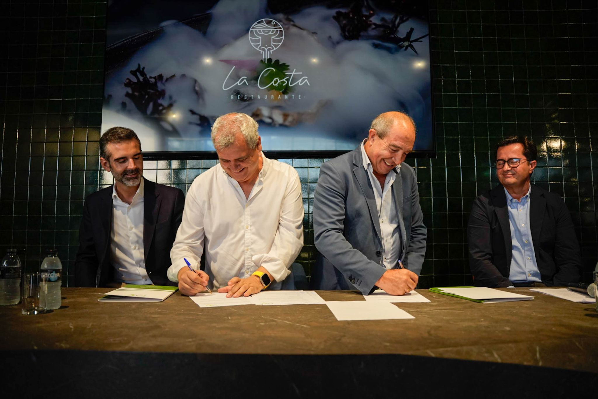 Momento de la firma del convenido entre Restaurante La Costa y Escuela Agraria de Vícar.