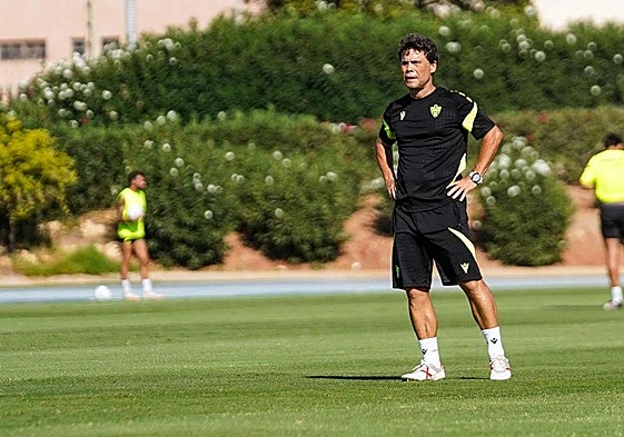 Rubi, atento a la sesión de entreamiento superada por casi todos; sólo se cae Chumi.