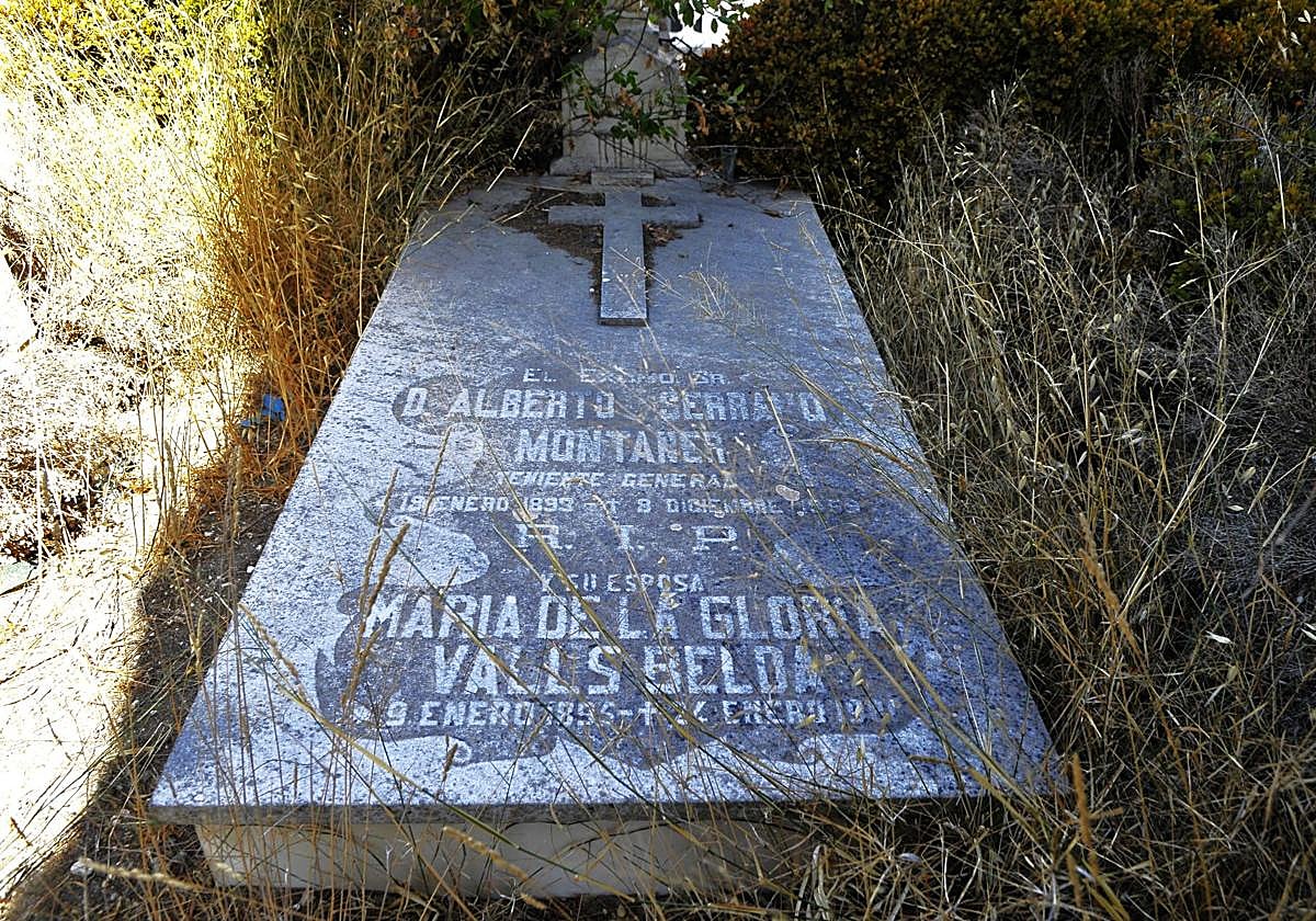 La tumba del general Alberto Serrano Montaner y su esposa María de la Gloria Walls, situada en el cementerio de Dúrcal