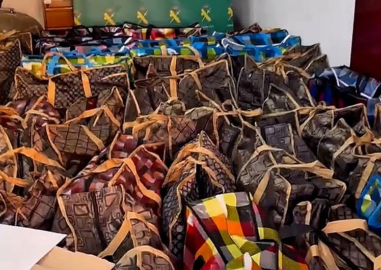 La Guardia Civil le da el alto en la A-92 por llevar 1.500 kilos de hachís en la furgoneta y huye a pie