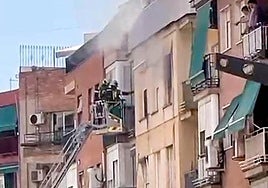 Al menos siete heridos en el incendio de una sexta planta en calle Arabial.
