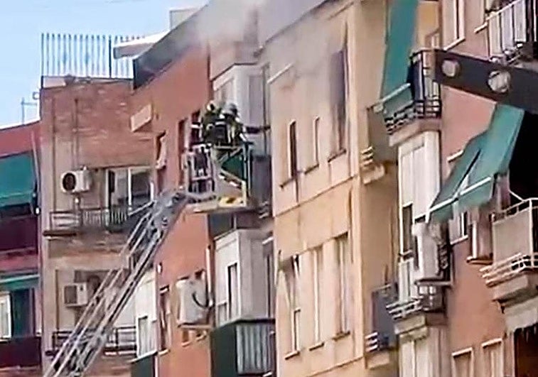 Al menos siete heridos en el incendio de una sexta planta en calle Arabial.