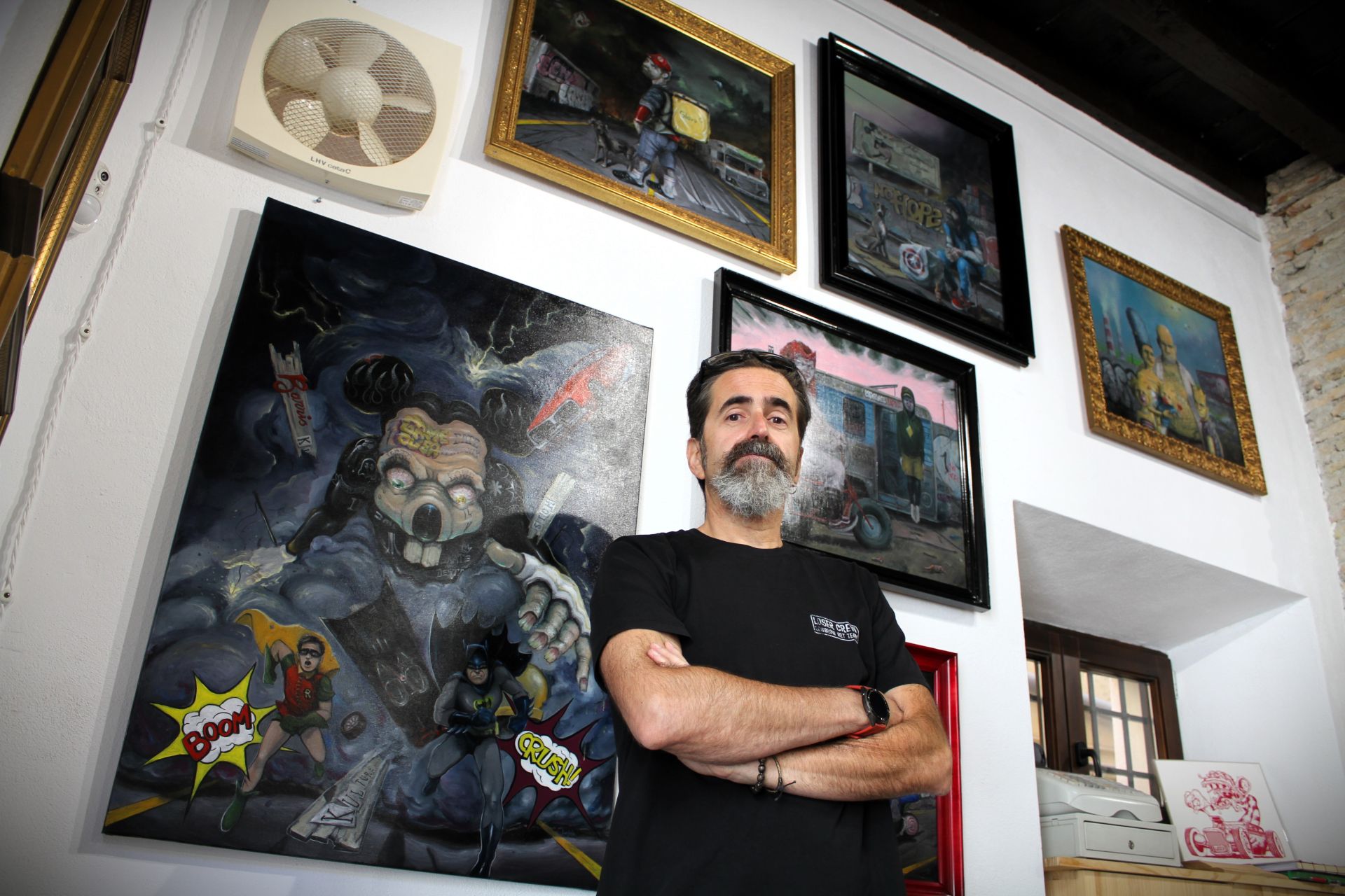 Luciano Sánchez, rodeado de algunas de sus obras expuestas en Silo Eléctrico.