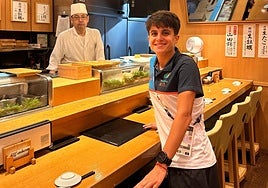 María Pérez celebra su nuevo título mundial en la prueba de 35 kilómetros en un restaurante japonés.