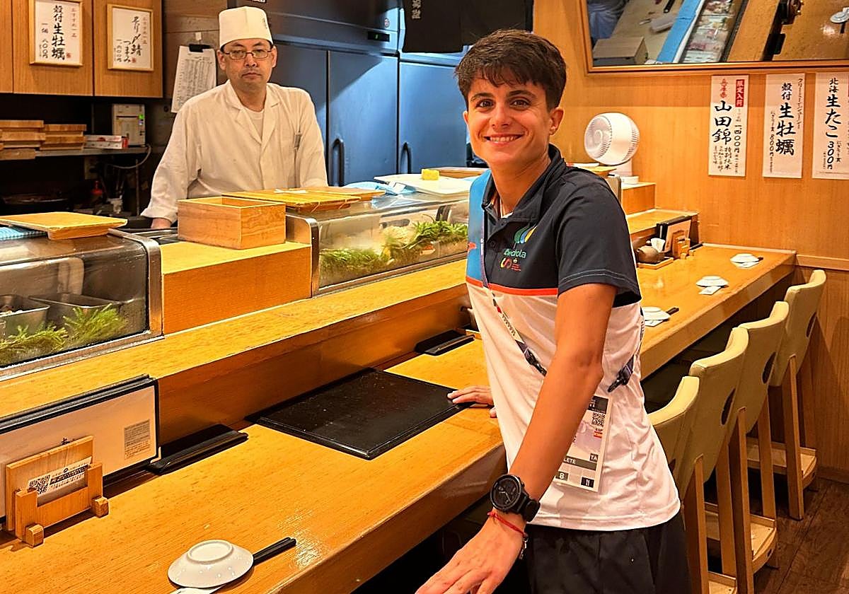 María Pérez celebra su nuevo título mundial en la prueba de 35 kilómetros en un restaurante japonés.