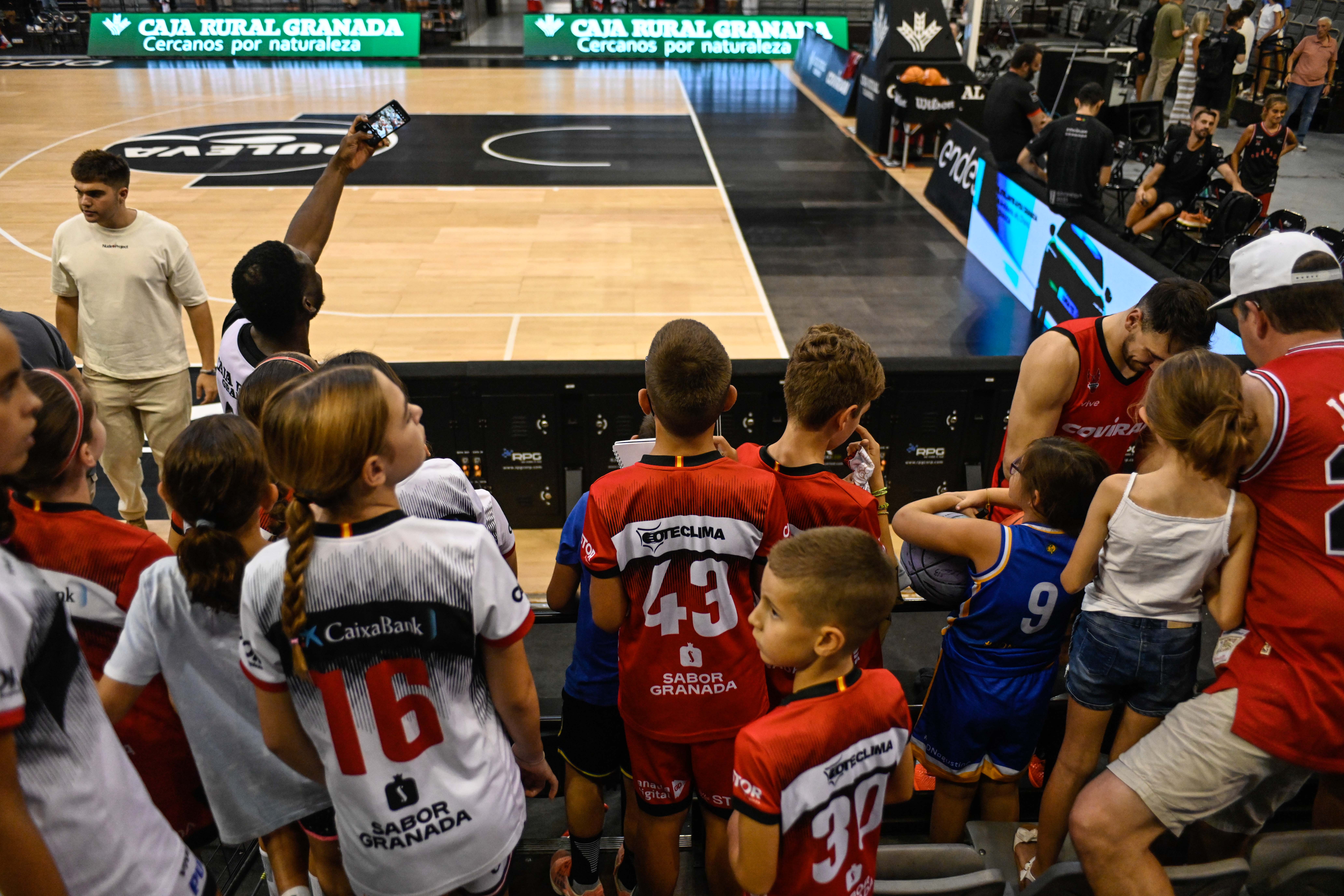 Encuéntrate en el entrenamiento con público del Covirán Granada