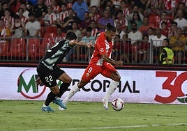 Luis Suárez conduce el balón en el último envite en casa frente al Sporting.