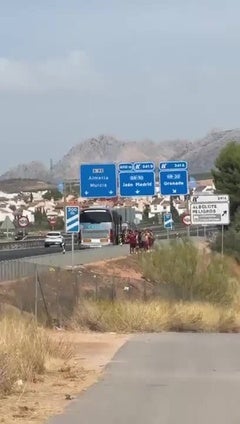 El vídeo del autobús ardiendo en la autovía de Granada