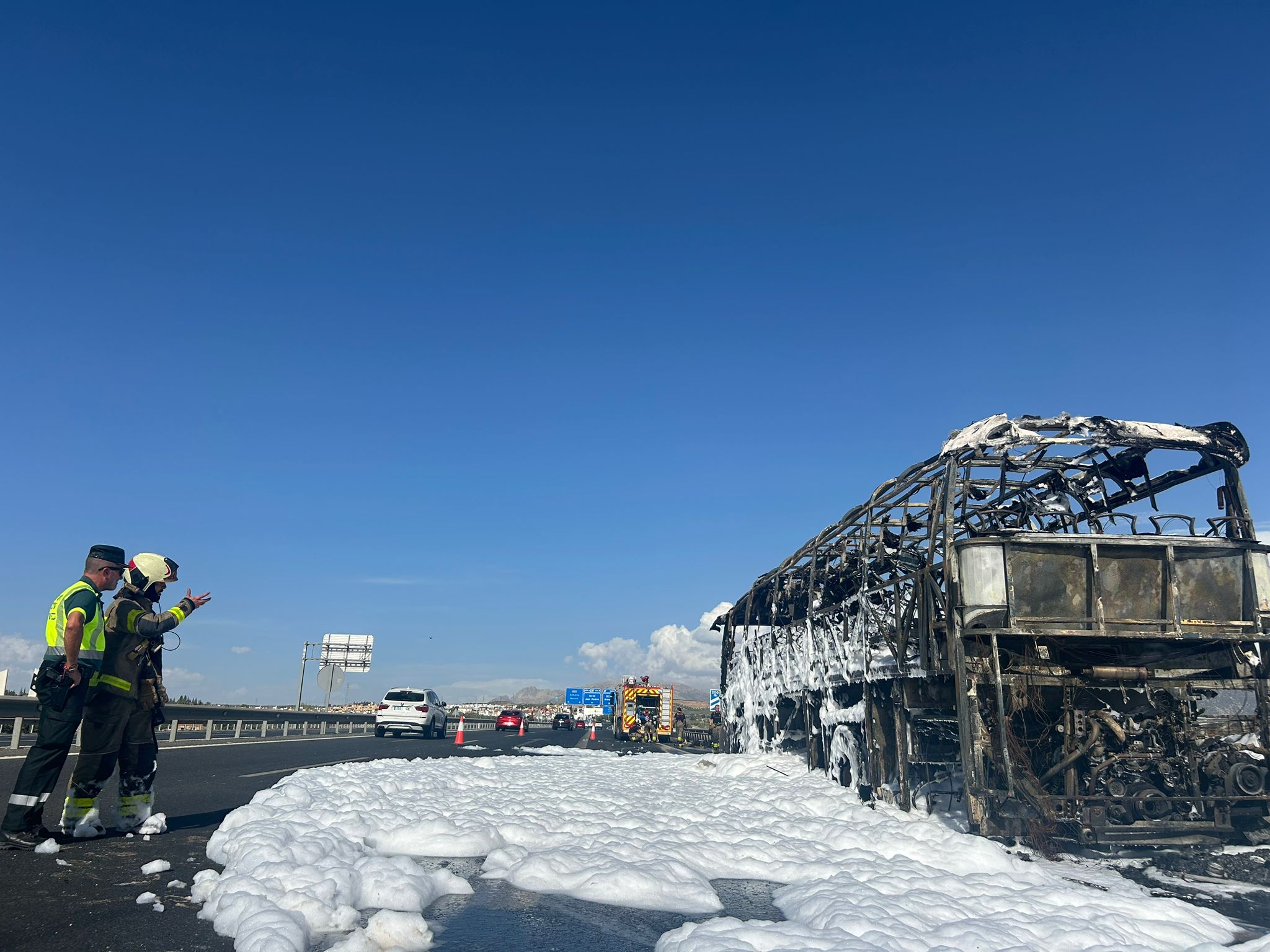Así ha quedado el autobús que ha ardido en la A-92 en Granada