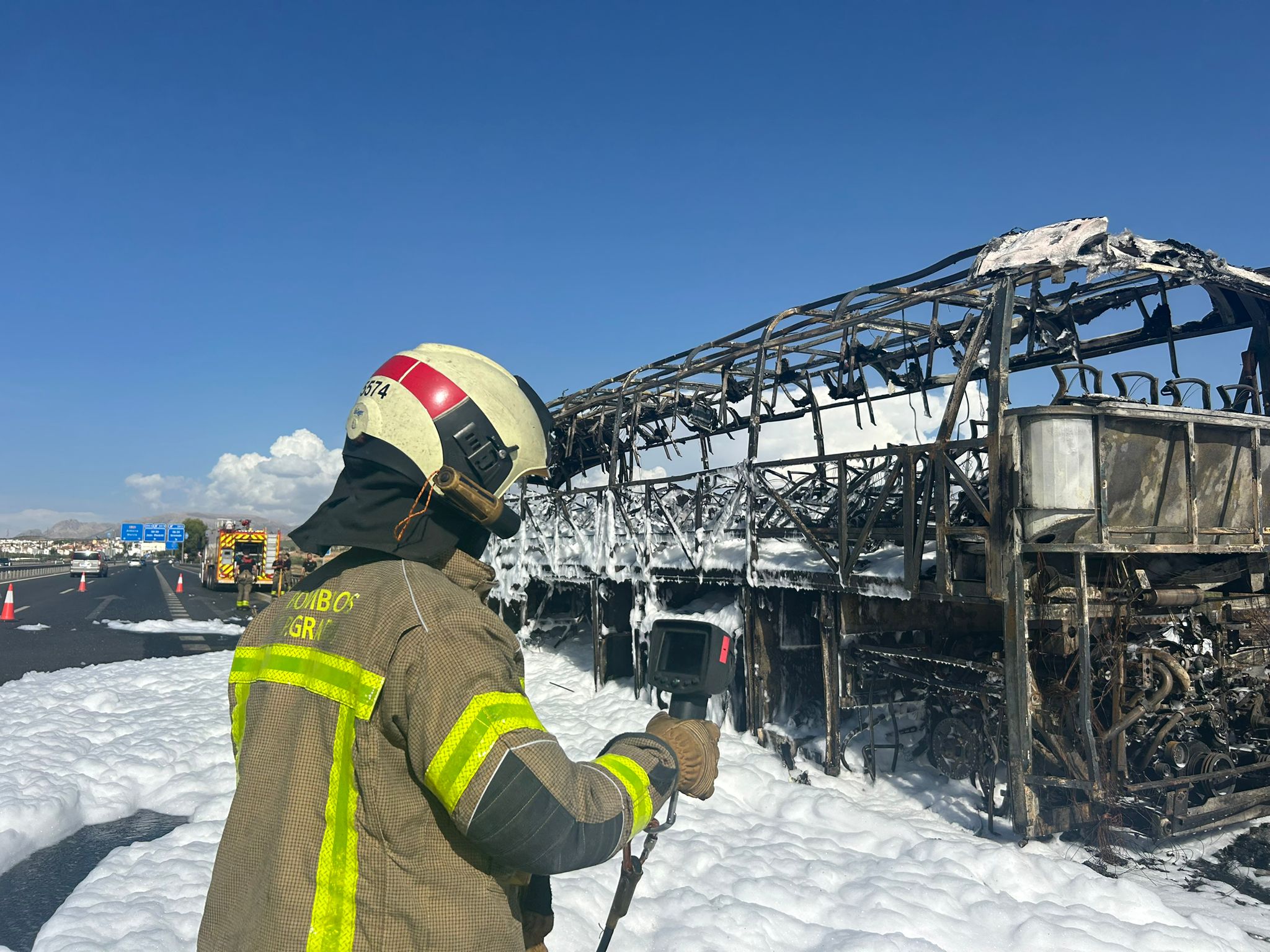 Así ha quedado el autobús que ha ardido en la A-92 en Granada