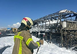Un autobús arde en la A-92 en Granada.