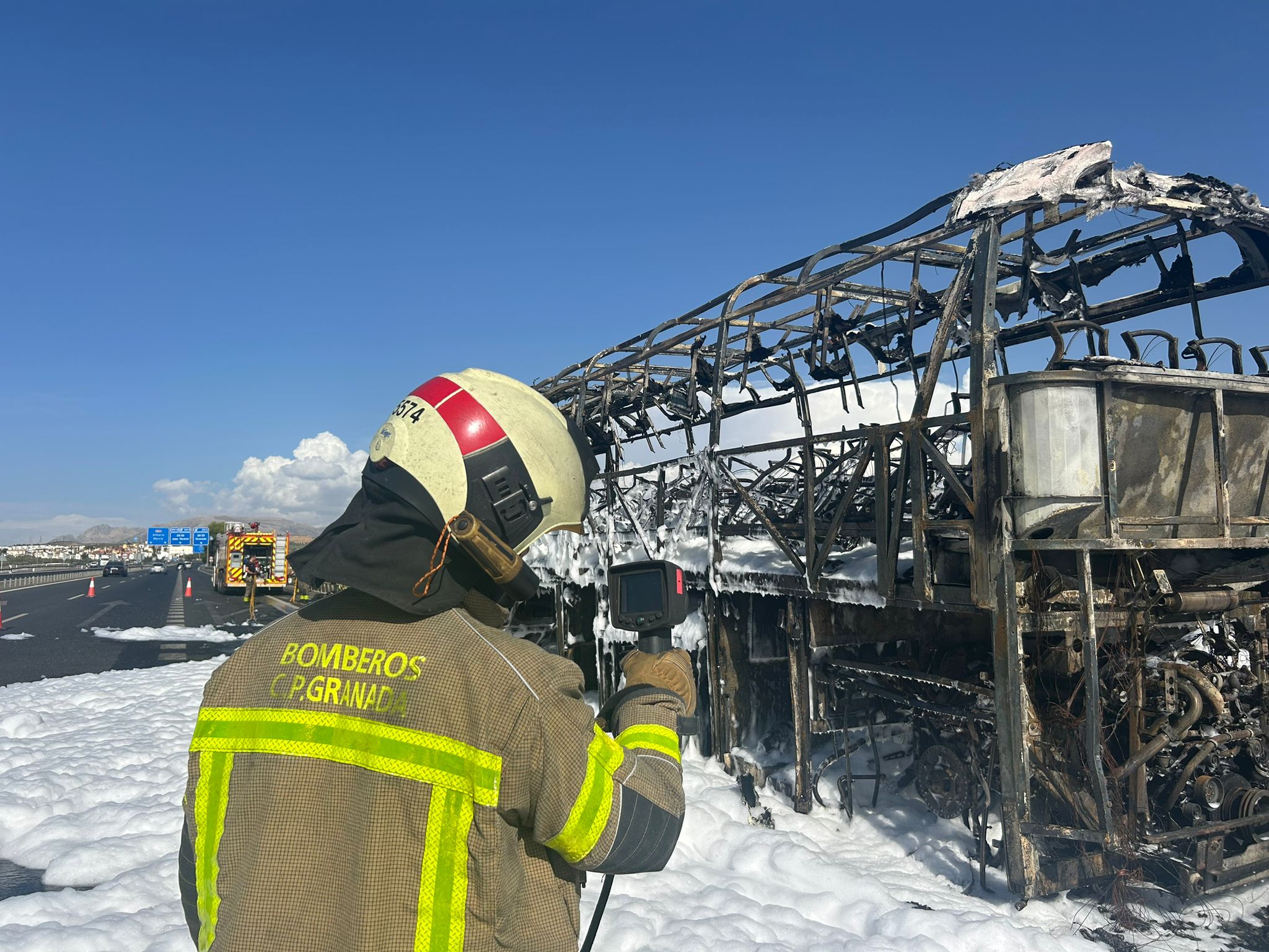 Así ha quedado el autobús que ha ardido en la A-92 en Granada