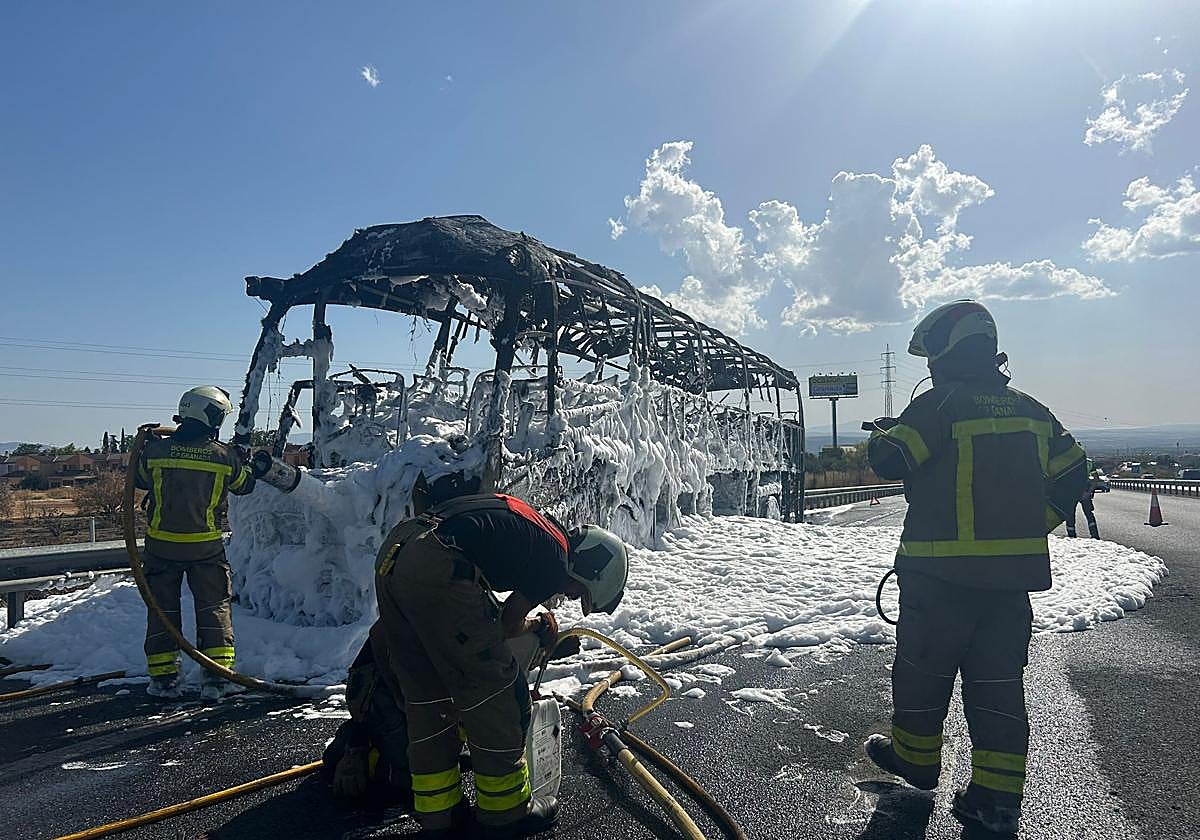 Así ha quedado el autobús que ha ardido en la A-92 en Granada