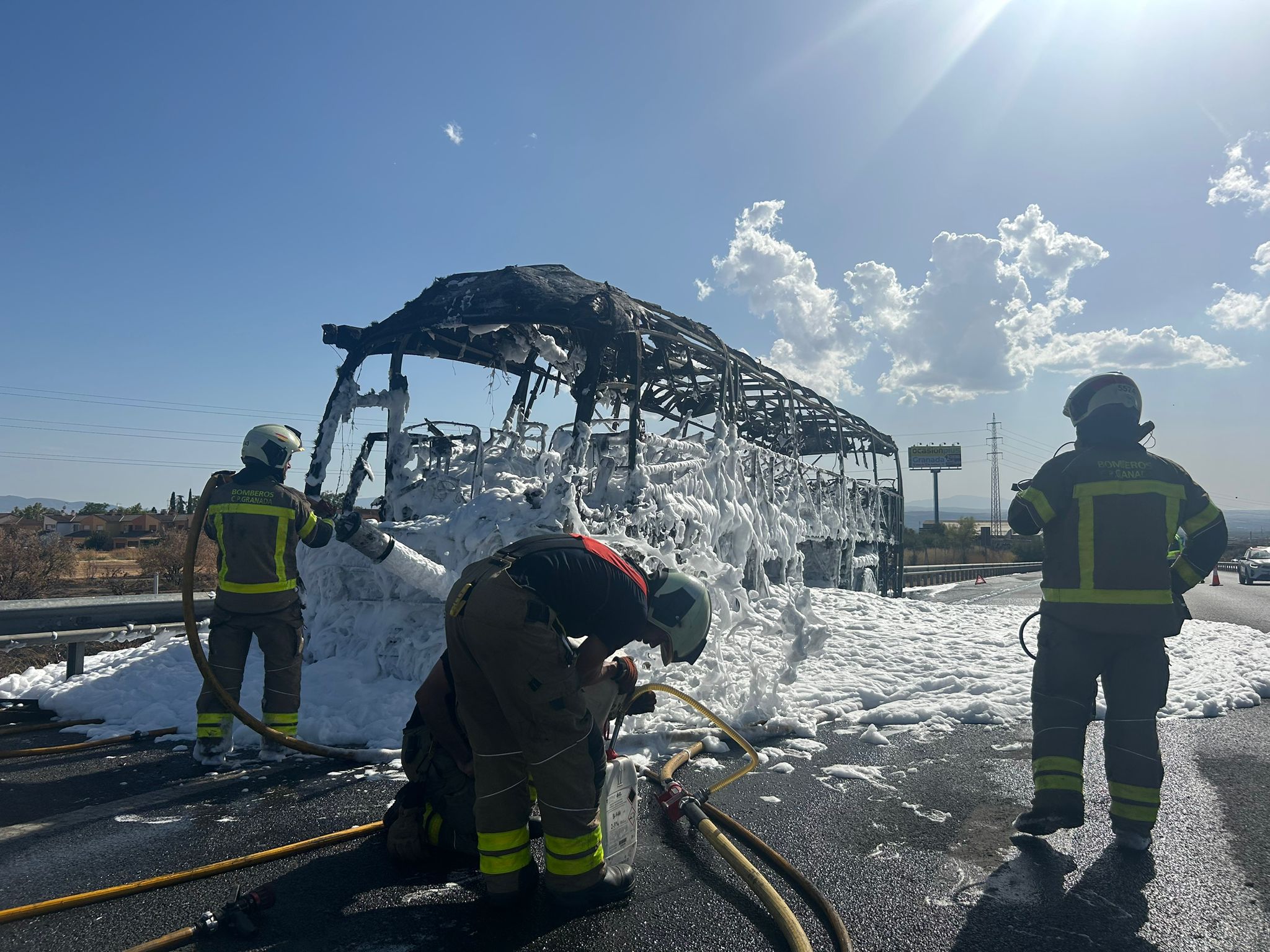 Así ha quedado el autobús que ha ardido en la A-92 en Granada