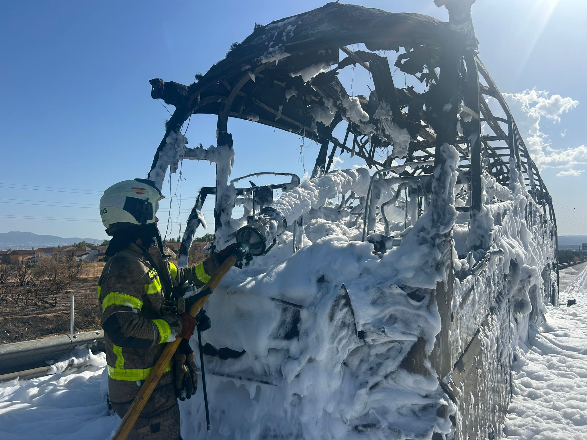 Así ha quedado el autobús que ha ardido en la A-92 en Granada