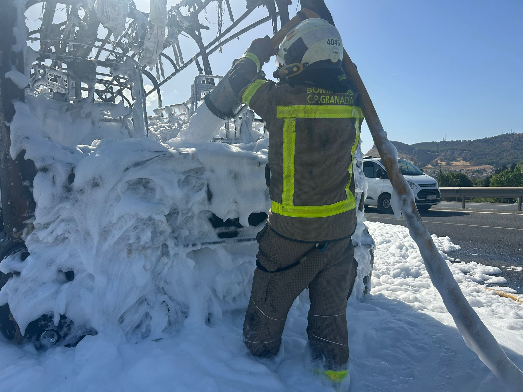 Así ha quedado el autobús que ha ardido en la A-92 en Granada