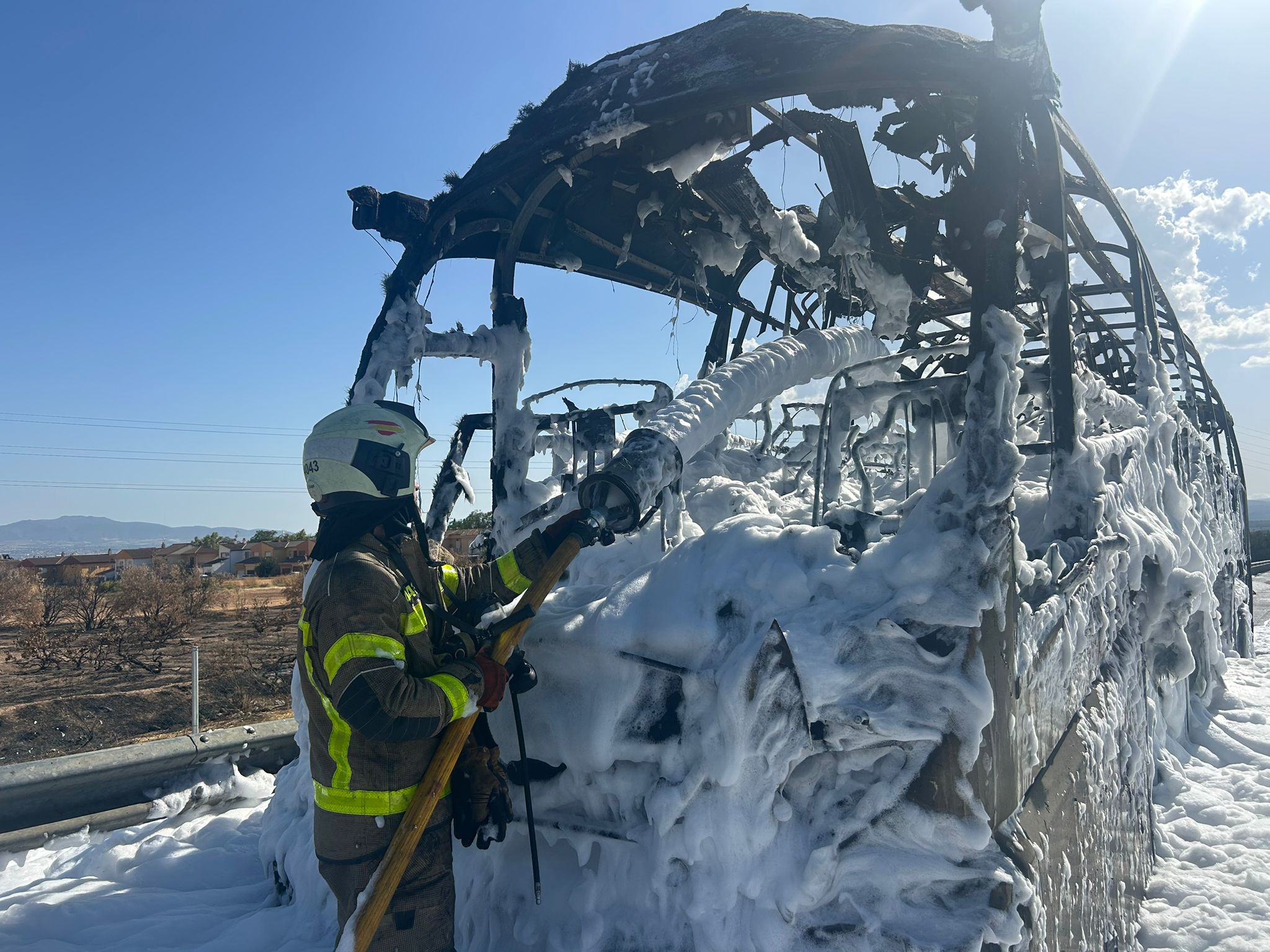 Así ha quedado el autobús que ha ardido en la A-92 en Granada