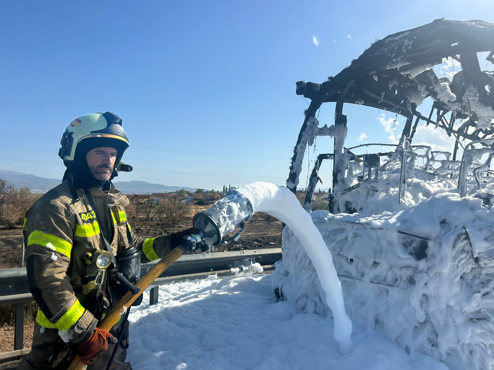 Así ha quedado el autobús que ha ardido en la A-92 en Granada