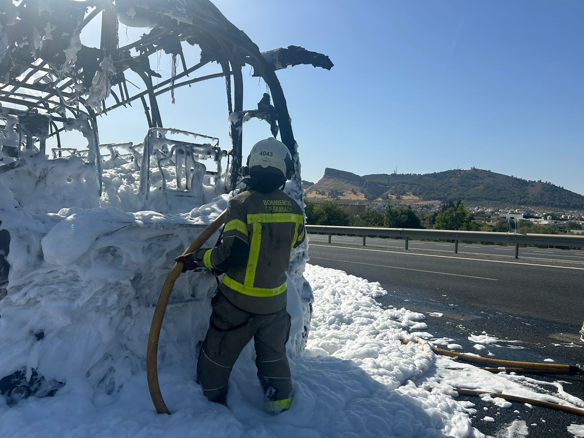 Así ha quedado el autobús que ha ardido en la A-92 en Granada