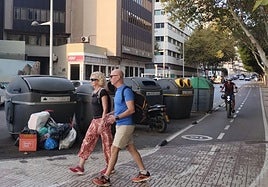 Contenedor de residuos de la capital lleno, en el que se acumulan bolsas en el exterior.