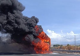 Imagen del autobús en llamas esta tarde