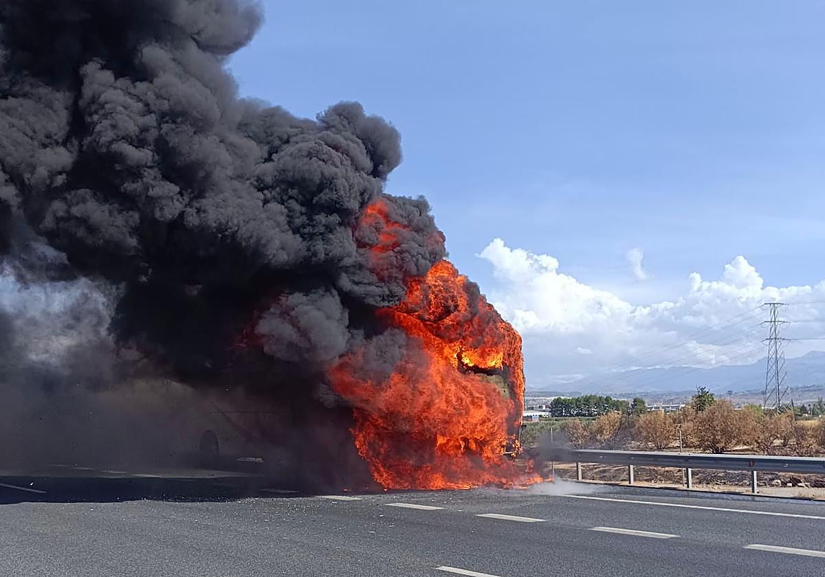 Imagen del autobús en llamas esta tarde