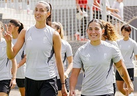 Andrea Gómez y Manoly Baquerizo salen sonrientes a entrenar.