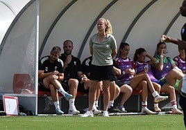 Irene Ferreras, entrenadora del Granada femenino, durante el partido con el Eibar.