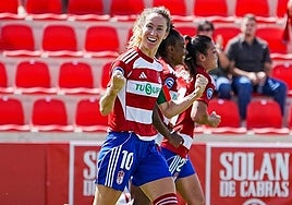 La rojiblanca Lauri celebra su doblete ante el Eibar.