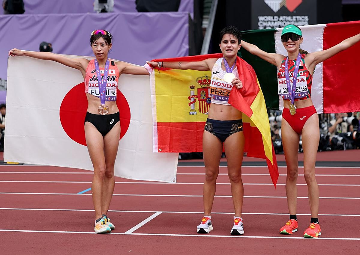 Imagen secundaria 1 - En la imagen superior, María Pérez con el grupo de las favoritas durante una parte de la carrera; debajo, la atleta granadina junto a las otros dos medallistas de la prueba, la mexicana Alegna Gonzalez (plata) y la japonesa Nanako Fujii (bronce); por último, Pérez entrando primera en los 20 kilómetros marcha en medio del aplauso del público en el estadio de Tokio.