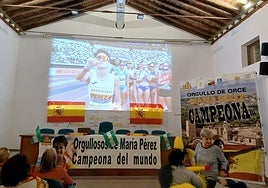 Ambiente en el salón de actos del Silo antes de la salida de María Pérez.
