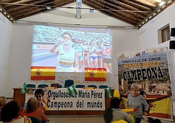 Ambiente en el salón de actos del Silo antes de la salida de María Pérez.