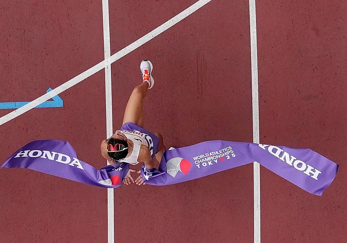 María Pérez cruza la meta en el estadio nacional de Japón.