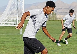 El recreativista Owen, durante un entrenamiento con el filial del Granada.