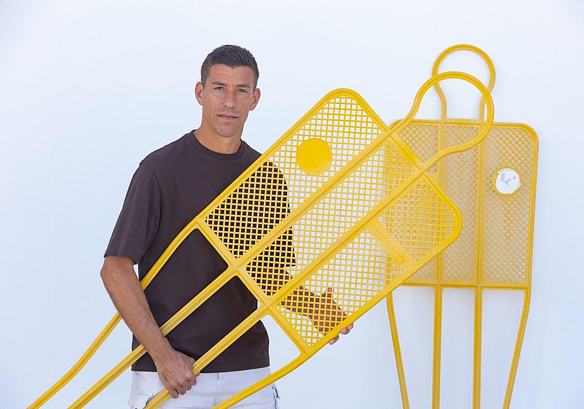 Rubén Alcaraz sostiene una pica de jugador mientras posa para IDEAL en la Ciudad Deportiva.