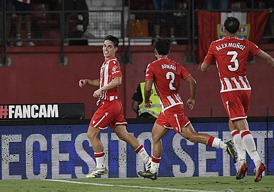 Sergio Arribas mira a su 'socio' para crear el 2-1.