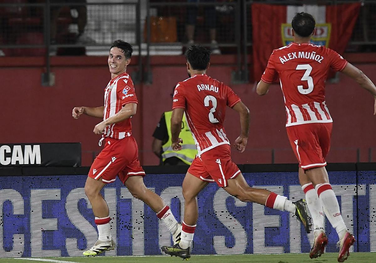 Sergio Arribas mira a su 'socio' para crear el 2-1.