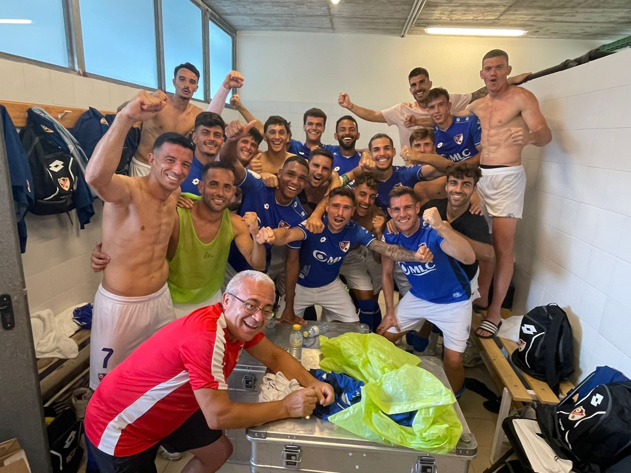 Los jugadores azulillos celebran el triunfo en el vestuario.