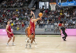 Una acción del encuentro disputado en el Olivo Arena.