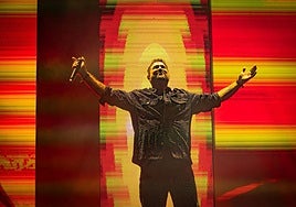 Antonio Orozco, durante su actuación en la plaza de Toros de Granada.