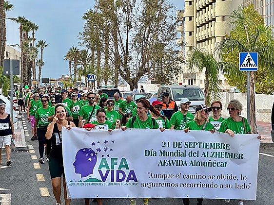 Almuñécar reúne a 300 personas en la marcha solidaria «Caminando por la Memoria» con motivo del Día Mundial del Alzheimer