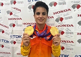 María Pérez muestra sus dos medallas de oro en las pruebas de 20 y 35 kilómetros marcha en el Mundial de Tokio.
